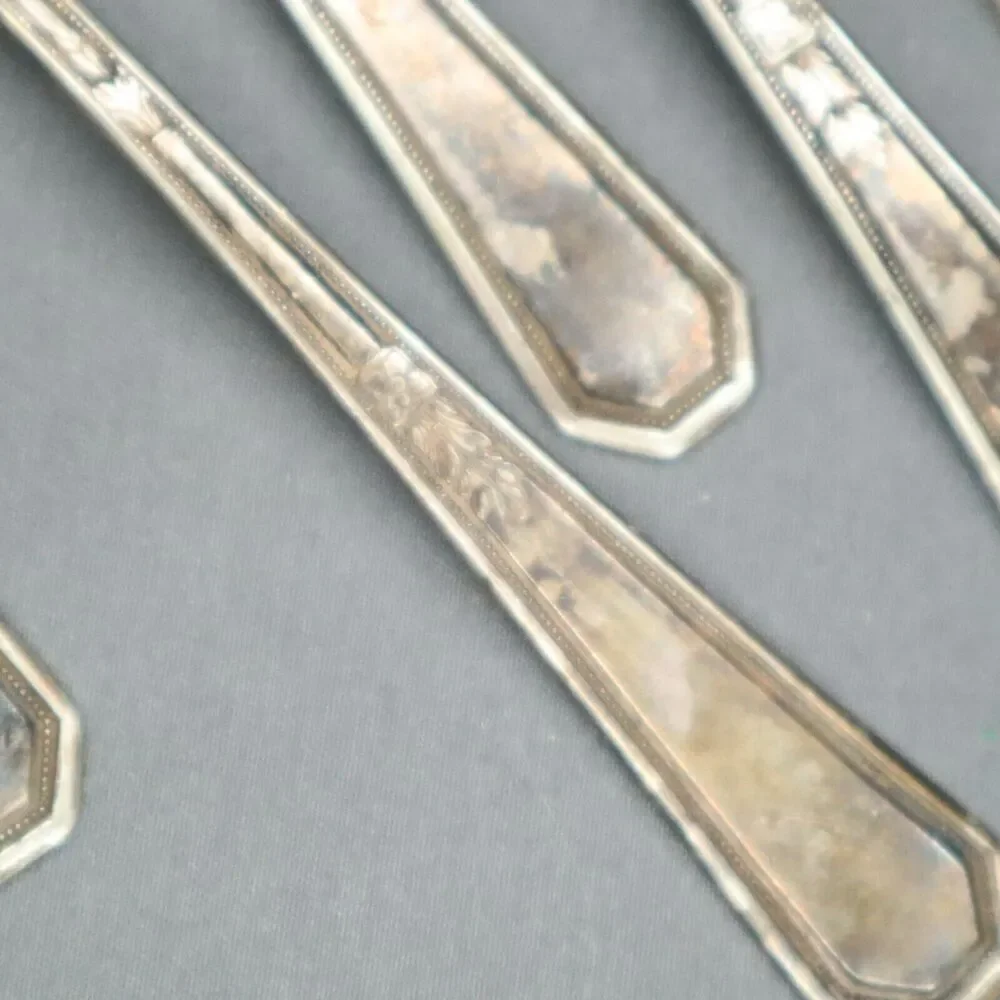 W M Rogers Flatware 12 piece set 4 spoons, 6 forks, butter knife and sugar spoon
